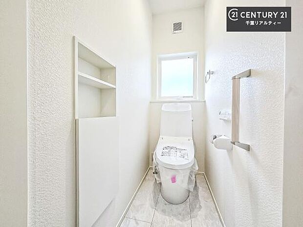 1・2階にトイレがございます！朝の忙しい時間帯も待たずにすみそうですね。白を基調とした清潔感のあるトイレでお手入れがしやすいです！