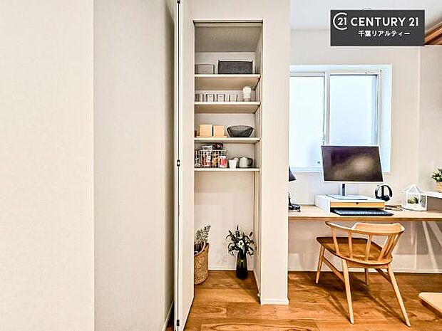 たっぷりの収納スペースで、暮らしがすっきり整う住まい。家族の荷物もきれいに片付き、毎日を快適に過ごせます。