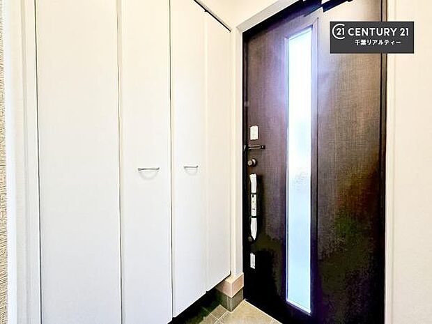 シューズボックス付きなので、玄関が片付きお掃除がしやすいです！スッキリした玄関で戸を開けた瞬間、清潔感のある心地いい空間が出迎えてくれます。