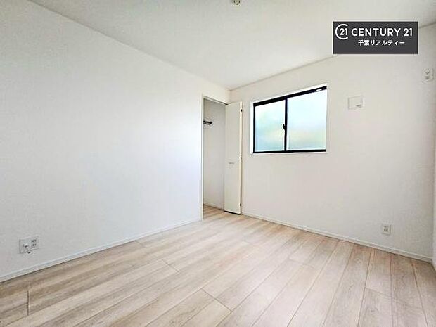 明るい室内は、風通しも良く、明るく大変居心地の良い空間となっております。リラックスして過ごせる心地の良いお部屋です！朝の目覚めがスッキリしますね！