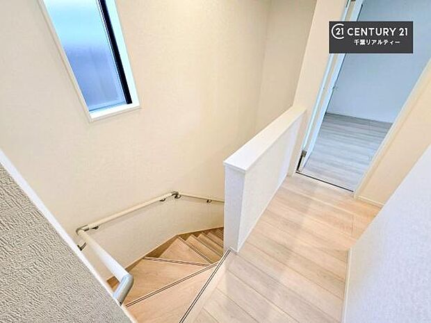 階段は明るく手摺りもついています。お子様やご年配の方も安心してご利用頂けますね。