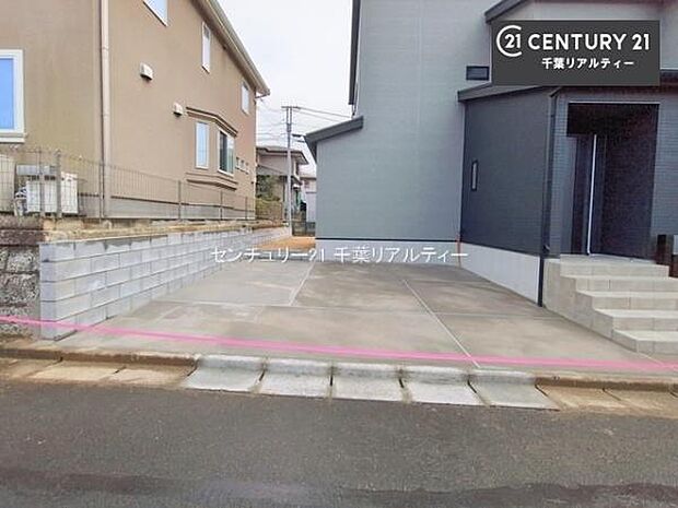 駐車スペースは2台分あります！セカンドカーはもちろん、バイクや自転車なども置き場所に困りません。