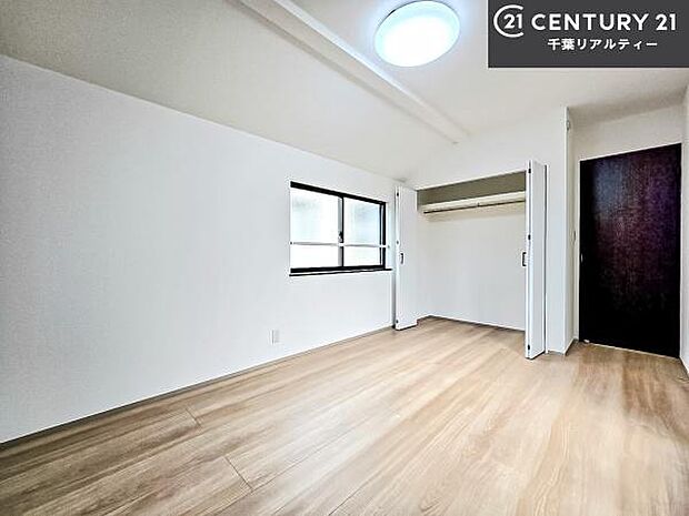 洋室は子供部屋や寝室、色々と用途多彩に利用できますね。収納力もたっぷりなので、広々気持ちよく過ごすことができます。