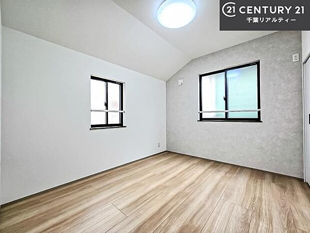 掃き出し窓がないお部屋は、お子様のお部屋としても安心です！収納スペースも充実しているので散らかったお部屋をサッと片付けられます！