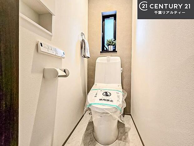 1・2階にトイレがございます！朝の忙しい時間帯も待たずにすみそうですね。白を基調とした清潔感のあるトイレでお手入れがしやすいです！