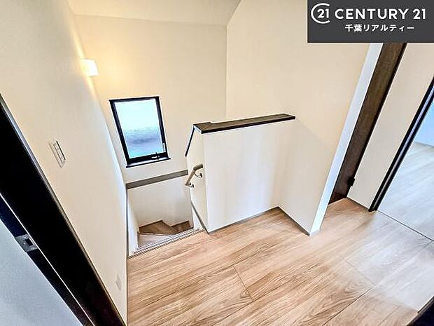 階段は明るく手摺りもついています。お子様やご年配の方も安心してご利用頂けますね。