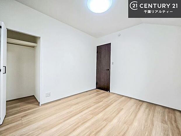 洋室は子供部屋や寝室、色々と用途多彩に利用できますね。収納力もたっぷりなので、広々気持ちよく過ごすことができます。