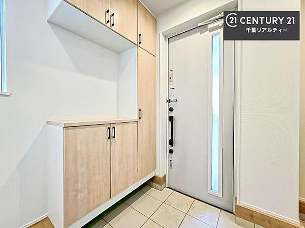 疲れて帰ってきても、ただいま！を言いたくなる、優しく迎え入れてくれる空間になっています。明るく温もり溢れる玄関です！