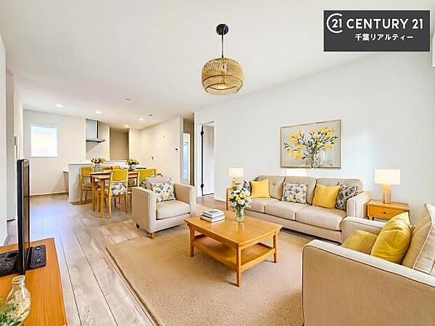 家具はCGパースです。開放感のある広々LDK！ソファーやダイニングテーブルを置いても窮屈にならないので快適に過ごせます！コミュニケーションが取りやすいリビングです！