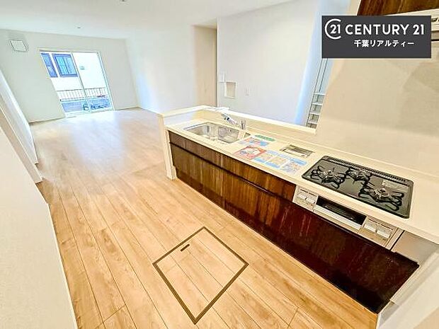 大人気の対面式システムキッチンを採用しています！ご家族のコミュニケーションが自然と増える設計です。お子様にも目が届くので嬉しいですね。広々使えて快適に作業が進みます。