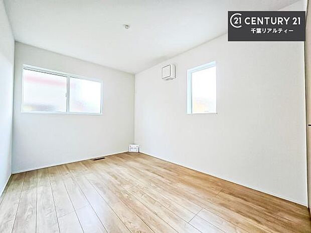 2面採光を確保した明るい室内は、風通しも良く、明るく大変居心地の良い空間となっております。リラックスして過ごせる心地の良いお部屋です！朝の目覚めがスッキリしますね！