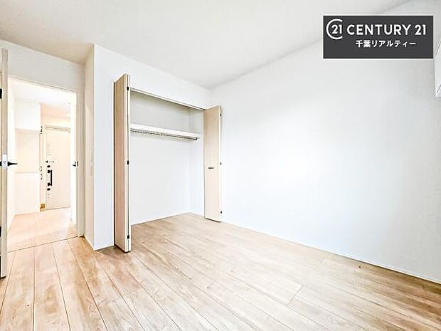 収納スペースを完備しており、衣類やおもちゃ、学用品などをすっきり整理できます。お部屋を広く使えるため、快適で整った住空間を実現します。