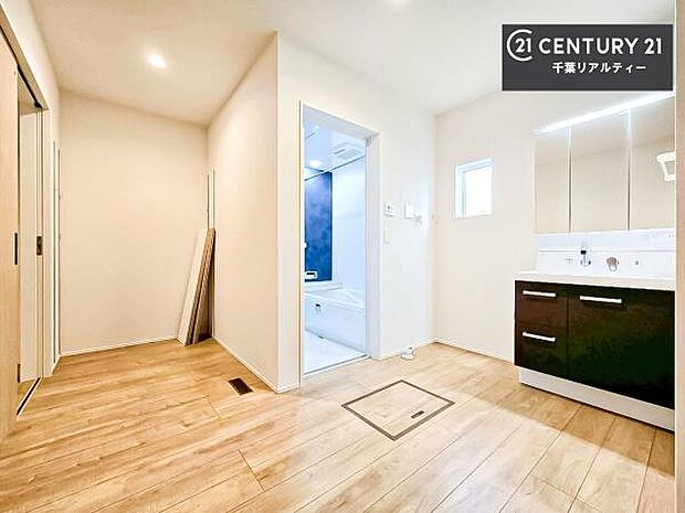 身なりを整える洗面所は、清潔感が大事です！水周りの清潔感のある雰囲気を演出！気持ちよくお使いいただけます。