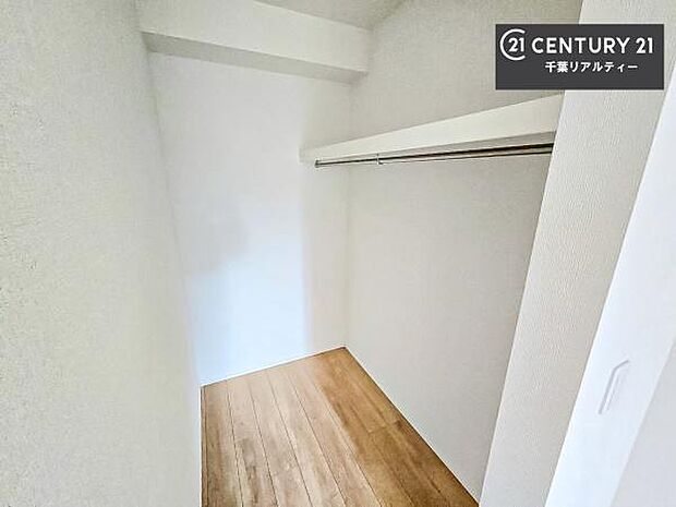 ウォークインクローゼット付きです。たくさんのお洋服などを収納しておけそうですね！他にも扇風機や加湿器など季節物の大きな家電も収納できます。