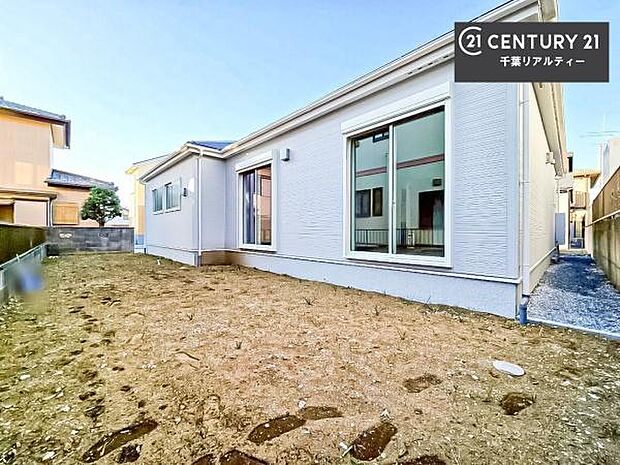 ガーデニングやお子様の遊び場としてアウトドアが楽しめるような陽当たり良好なお庭です！晴れた日には青い空を見渡せる開放的な時間を楽しめます。