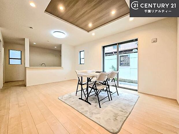 広々ダイニングスペース！ゆったりお食事。笑い声響く楽しい時間が過ごせます。日々の疲れも癒されます！