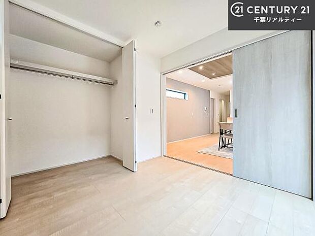 収納スペースがついています！居室をスッキリ整頓する事ができますね。家具を選ばないシンプルなデザインの為、家具を選ばずお気に入りの空間作りができそうですね。