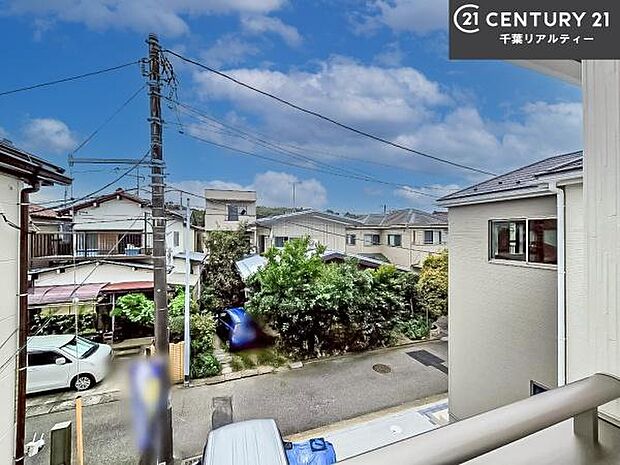 落ち着きある住宅街です！周囲には高い建物がなく、空が広く開放感があり、陽当たりを大きく遮られることもありません！気持ちの良い風が通り抜ける街並みです！