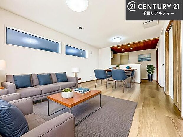 家具はCGパースです。心地良いリビングは家族が自然と集まります。家族団欒の時間が増えそうです。ご家族と、より一層充実した時間を過ごせそうですね。