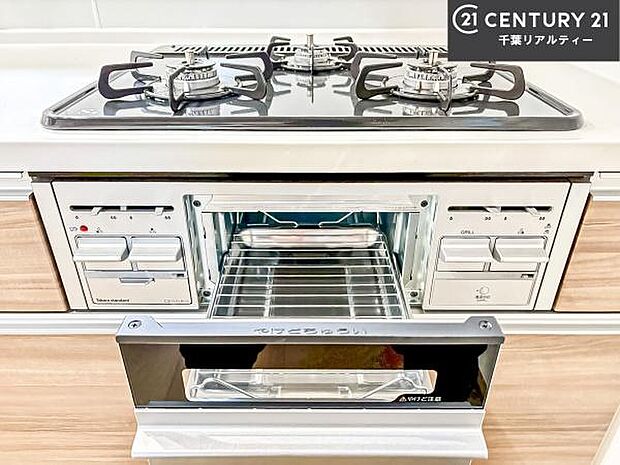 コンロは三口あるのでお料理の同時進行ができます。もちろんグリル付きです。調理スペースも広々している為作業がしやすい！使い勝手が良いシステムキッチンです！