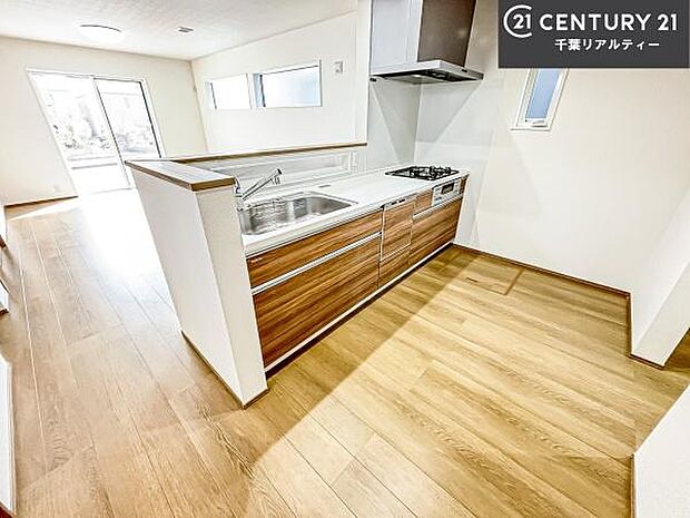 大人気の対面式システムキッチンを採用しています！ご家族のコミュニケーションが自然と増える設計です。お子様にも目が届くので嬉しいですね。広々使えて快適に作業が進みます。