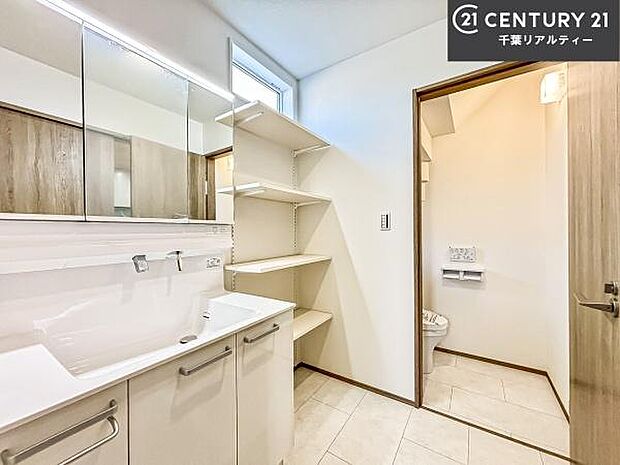 小窓のついた洗面所は、光と風が入りやすく、いつでも快適にお使いいただけます。三面鏡で使い勝手が良く、鏡裏収納も備えておりますので、日用品やスキンケア用品もすっきり整理できます。