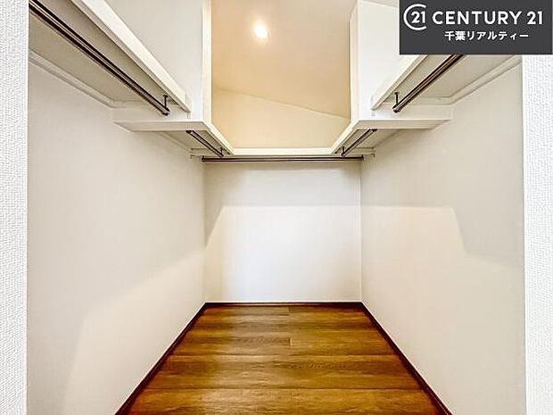 ウォークインクローゼット付きです。たくさんのお洋服などを収納しておけそうですね！他にも扇風機や加湿器など季節物の大きな家電も収納できます。