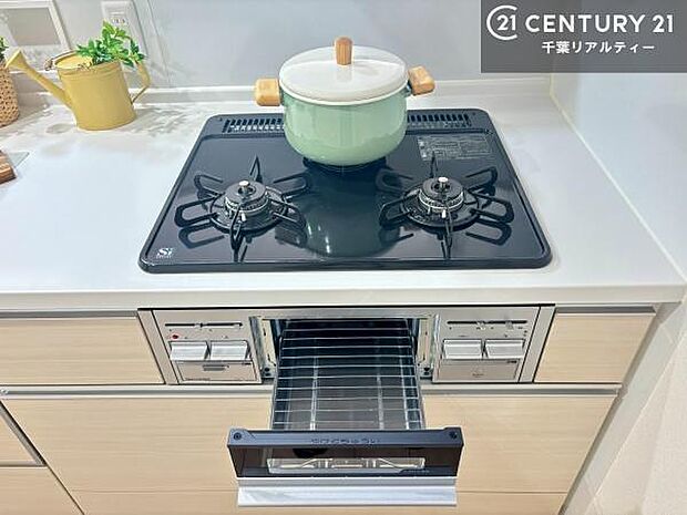 コンロは三口あるのでお料理の同時進行ができます。もちろんグリル付きです。調理スペースも広々している為作業がしやすい！使い勝手が良いシステムキッチンです！