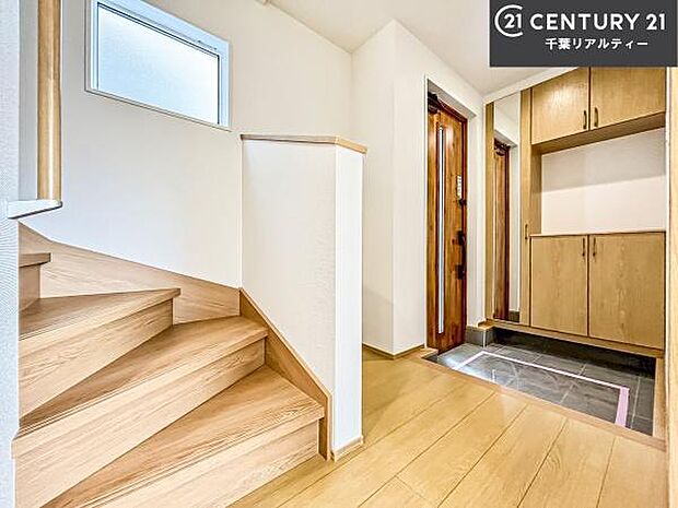 シューズボックス付きなので、玄関が片付きお掃除がしやすいです！スッキリした玄関で戸を開けた瞬間、清潔感のある心地いい空間が出迎えてくれます。