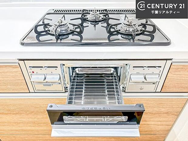 コンロは三口あるのでお料理の同時進行ができます。もちろんグリル付きです。調理スペースも広々している為作業がしやすい！使い勝手が良いシステムキッチンです！