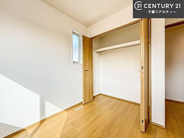 収納力のある洋室です。お部屋もすっきり広々と使えて気持ちが良いです！キレイな明るいお部屋で過ごすのは、更にのんびりゆっくりできますね！