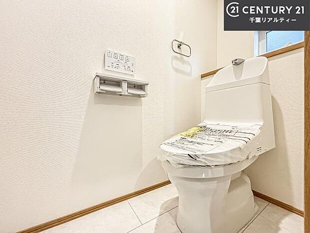 1・2階にトイレがございます！朝の忙しい時間帯も待たずにすみそうですね。白を基調とした清潔感のあるトイレでお手入れがしやすいです！