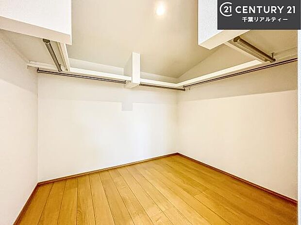 ウォークインクローゼット付きです。たくさんのお洋服などを収納しておけそうですね！他にも扇風機や加湿器など季節物の大きな家電も収納できます。