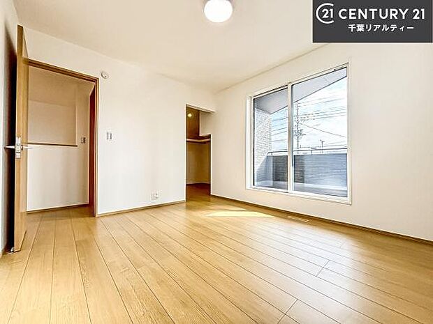 バルコニーに面したお部屋のため、明るい自然光がたっぷりと差し込み、開放感のある空間が広がります。窓を開ければ心地よい風が通り抜け、季節を感じながら快適にお過ごしいただけます。