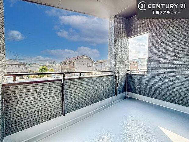 落ち着きある住宅街です！周囲には高い建物がなく、空が広く開放感があり、陽当たりを大きく遮られることもありません！気持ちの良い風が通り抜ける街並みです！