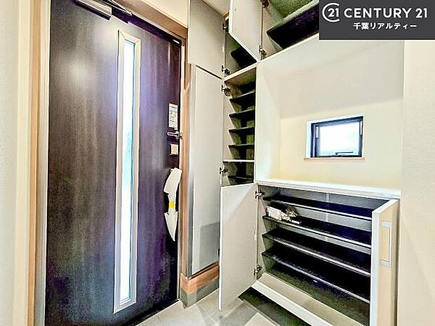 シューズボックス付きなので、玄関が片付きお掃除がしやすいです！スッキリした玄関で戸を開けた瞬間、清潔感のある心地いい空間が出迎えてくれます。