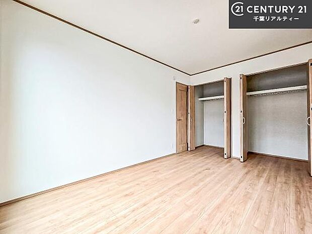 優しい光が差し込む洋室は、朝の目覚めも気持ちが良さそうですね。おうち時間もゆったりと過ごすことができます。優しい色合いのフローリングがどんな家具にもマッチします！