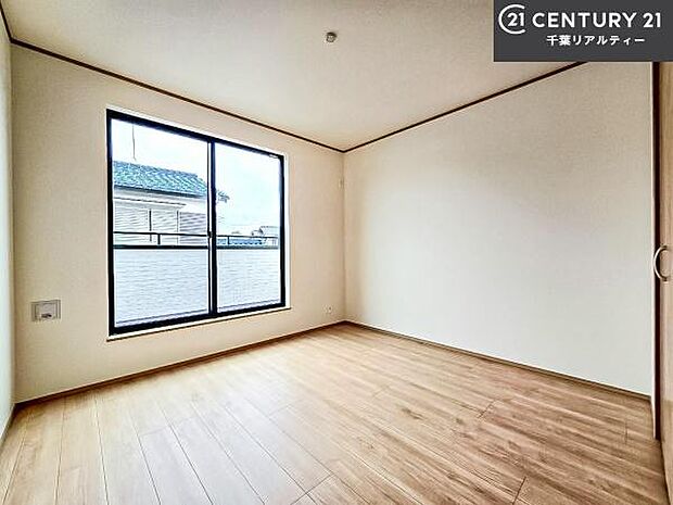 バルコニーに面している洋室です。明るく温もりがあり、換気もしっかりできます！朝起きて、外に出て背伸びをしつつ深呼吸をし良い朝を迎え入れることが出来そうですね！