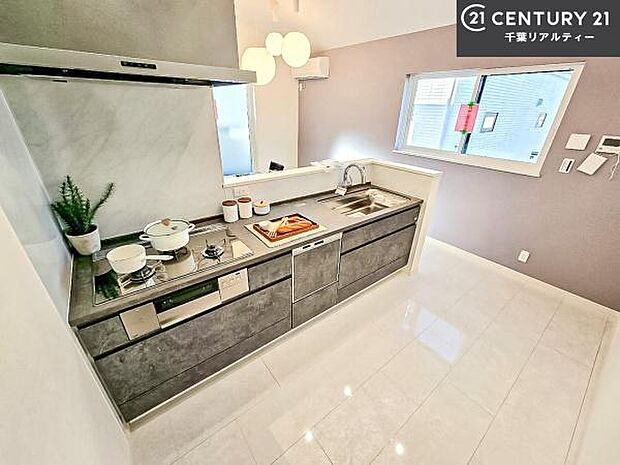 ゆとりある調理スペースで作業がしやすい快適なキッチンです！お子様と一緒にお菓子造りも楽しめる広々スペースです。楽しい調理時間になりそうですね！