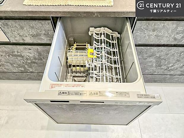 食洗機付き！忙しい時や冬場は手荒れ防止として大活躍します！ビルトイン仕様なので、場所も取らず調理スペースも広く使えて手際よく作業が出来ます！