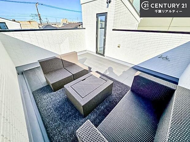 陽当たり良好なバルコニーです！晴れた日には青い空を見渡せる開放的な時間を楽しめます。