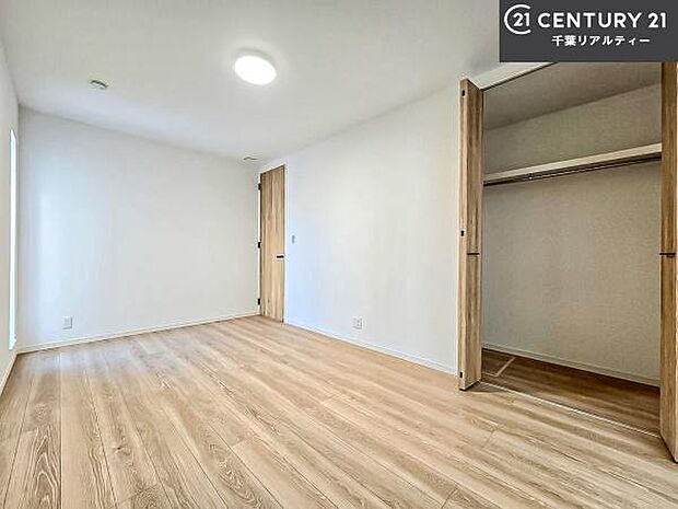 シンプルにデザインされているため、家具を選びません！お気に入りの家具を置いてくつろげる空間を作ることができます。