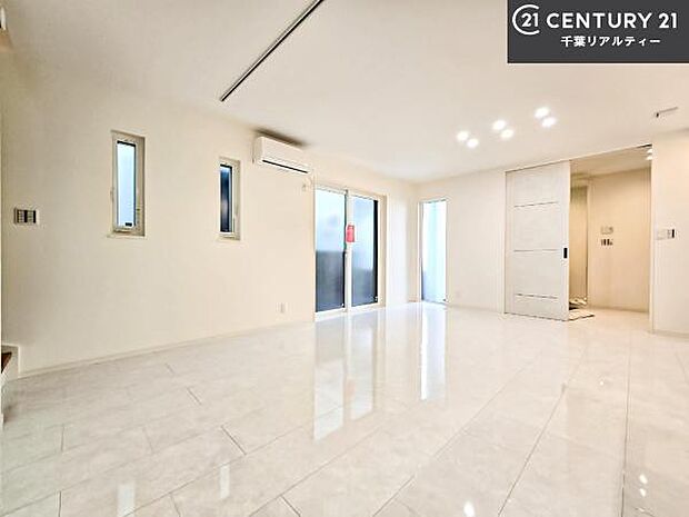 優しい陽だまりがリビングを包んでくれて居心地の良い空間を演出してくれます！くつろぎの時間を過ごせます！