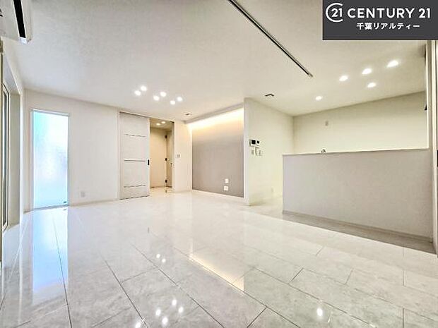 広々ダイニングスペース！ゆったりお食事。笑い声響く楽しい時間が過ごせます。日々の疲れも癒されます！