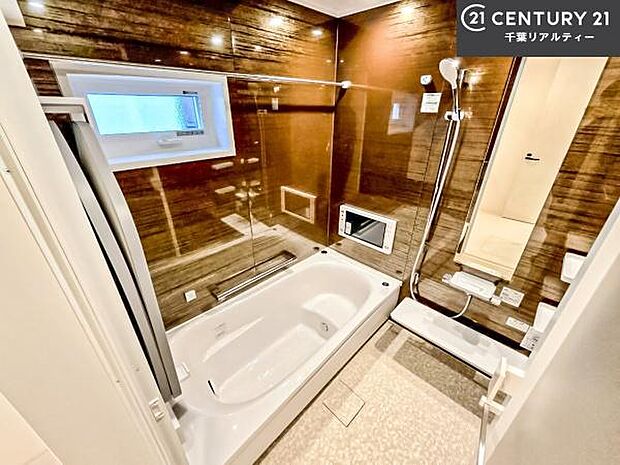 落ち着きある大人の雰囲気のバスルームは、味が出ていてバスタイムが充実！お仕事頑張っているご褒美にお好みの匂いの入浴剤を入れて、楽しんでみてはいかがでしょうか？