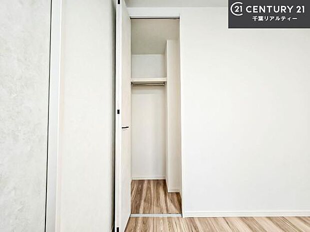 収納スペースも完備されているので、季節物や趣味の道具もしっかり収まり、実用性の高い空間です。