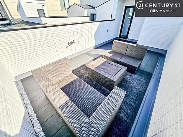 陽当たり良好なバルコニーです！晴れた日には青い空を見渡せる開放的な時間を楽しめます。