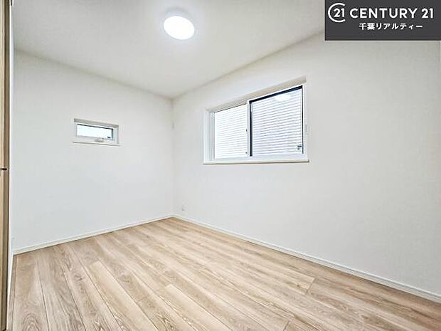 掃き出し窓がないお部屋は、お子様のお部屋としても安心です！収納スペースも充実しているので散らかったお部屋をサッと片付けられます！