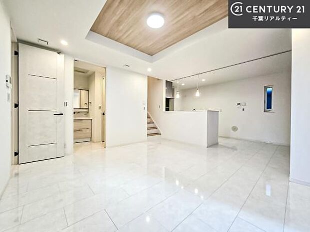 広々ダイニングスペース！ゆったりお食事。笑い声響く楽しい時間が過ごせます。日々の疲れも癒されます！