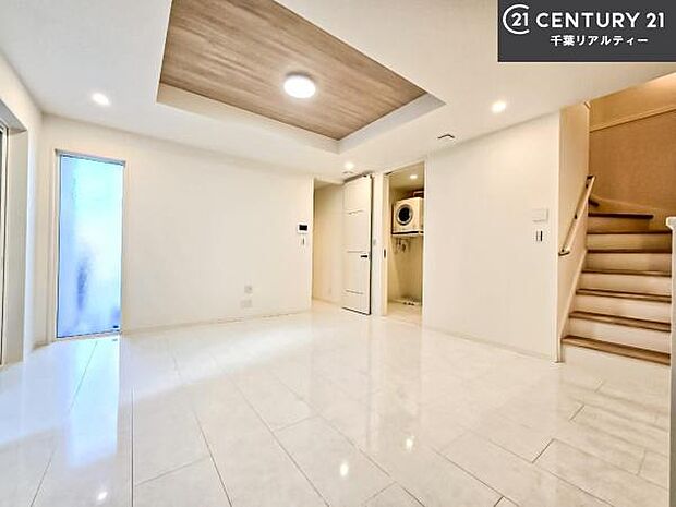 優しい陽だまりがリビングを包んでくれて居心地の良い空間を演出してくれます！くつろぎの時間を過ごせます！